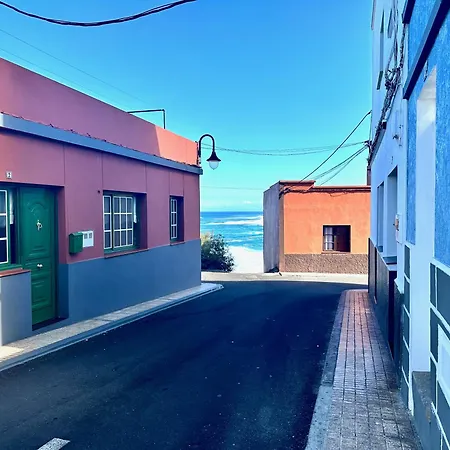 Casa Estrada Coastal Haven * Caleta de Interian