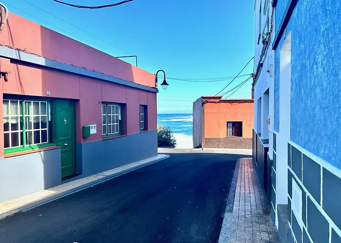 Casa Estrada Coastal Haven * Caleta de Interian